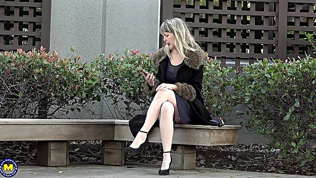 Big ass solo mature mom uses new toy for ultimate sensations