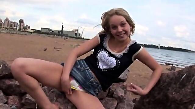 Sarah show pussy at beach