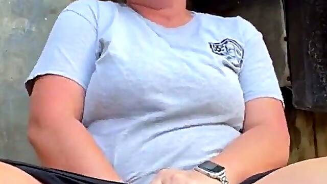 Slutty amateur flashing her big boobs in the backseat