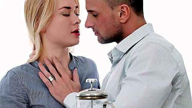 Pretty girl goes for anal sex