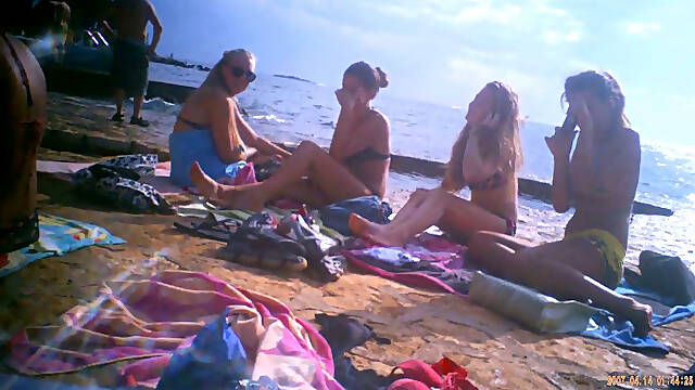 Upshorts dick flash for group of girls on beach