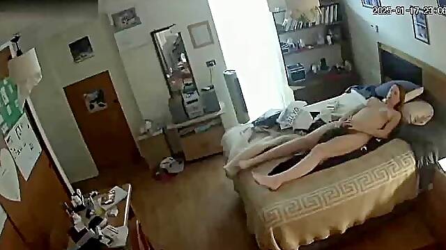 IPCAM – American mom masturbates in her son’s room