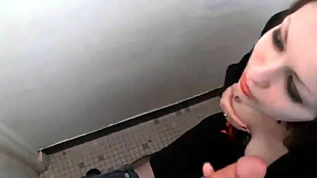 Il me baise dans les chiottes