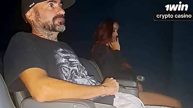 Corno leva esposa ao cinema pornô pela primeira vez em uma experiência extrema.