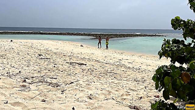 Pervert cummed on gals whilst they were sunbathing on a public beach