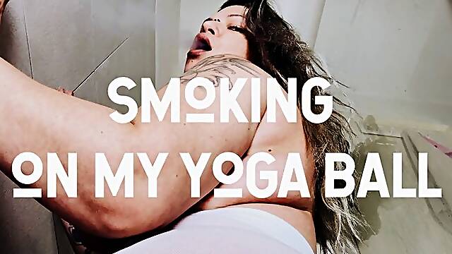Smoking and twerking on mi yoga ball