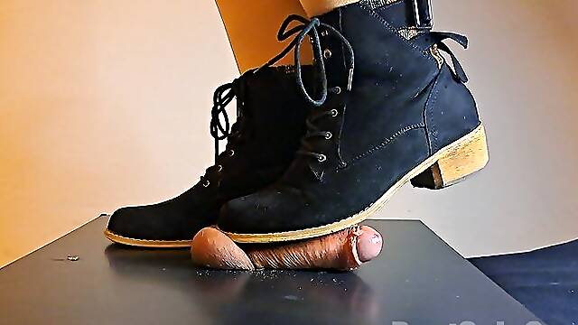 Cock Trample Lateral CBT Board - Black Lace-Up Ankle Boots Intense Bootjob and Cum Play (13 Min). Pisoteo Lateral en Tabla de CBT - Botas Tobilleras Negras con Cordones, Bootjob Intenso y Juego con...