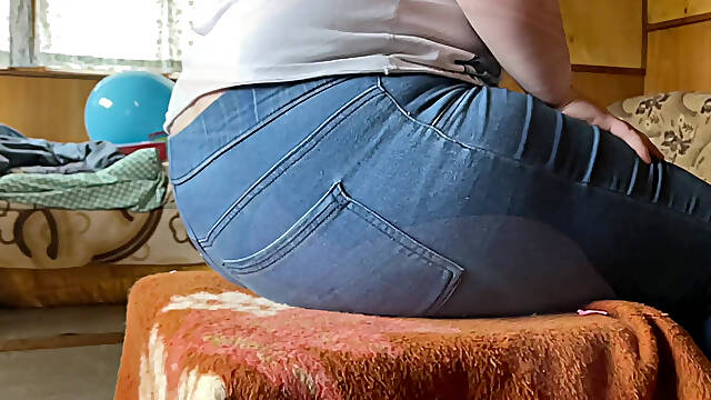Bigbootylucy Crushed Over 20 Ballons in Blue Jeans! 2 Cameras with Slow-mo